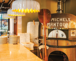 Interno pizzeria moderna IMAGO | Arredi su misura per Food Retail